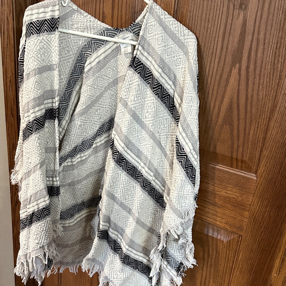 Francesca's Collections Gray and Black Patterned Poncho